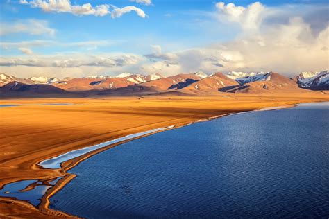   Le Lac Namtso! Un miroir turquoise au cœur de l'Himalaya tibétain.