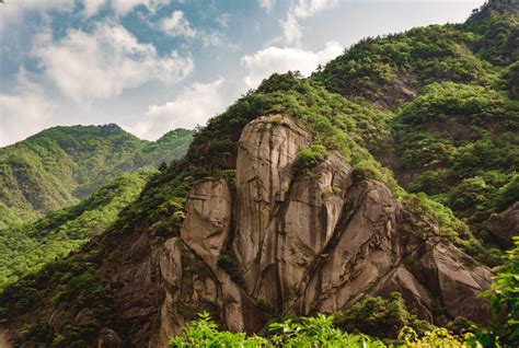  Le Mont Wuzhi, géant de grès aux pieds nus et à l'âme contemplative!