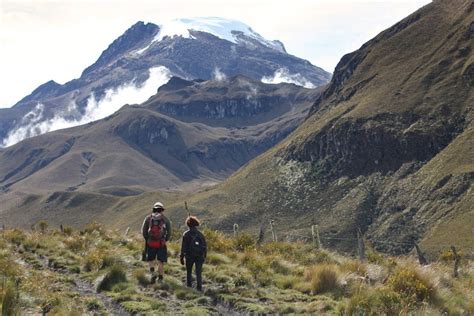  Le Parc Naturel de Los Nevados: Une Évasion Alpiniste et une Rencontre avec des Lacs Glaciaires