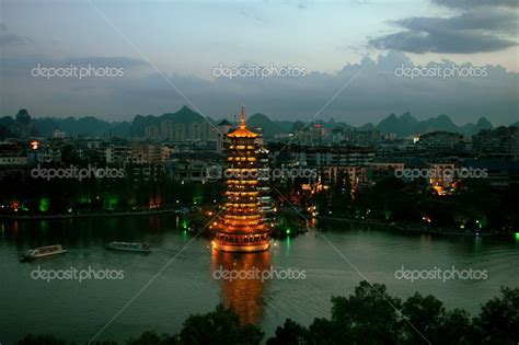 La Pagode du Soleil Doré : Un Monument Impressionnant de l'Époque Ming !