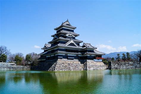  Le Château de Matsumoto: Une Forteresse Médiévale Éblouissante Perchée sur un Relief Dramatique