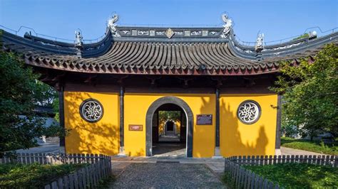  Le Temple de Baosheng : Un sanctuaire mystique au cœur vibrant de Baoshan !