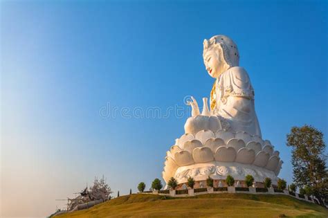  Le Temple de Guanyin : Un Oasis Spirituel au Coeur de la Nature Dazhou !